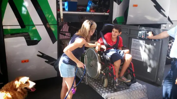 Anna Maria Serra Salvat y su hijo Guillem silla ruedas